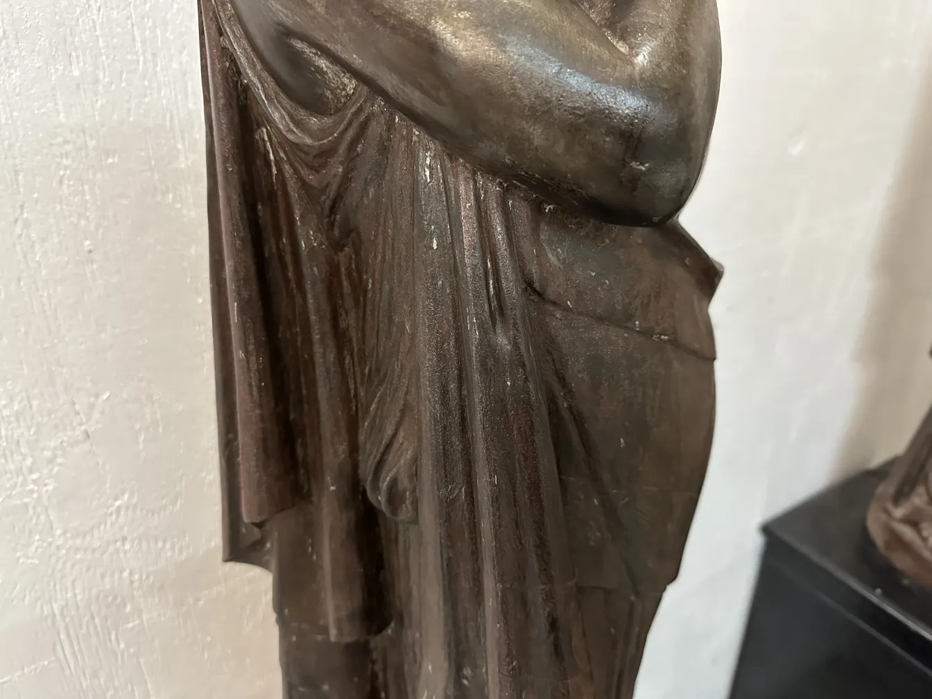 两盏古董落地灯，装饰细节展现优雅氛围.