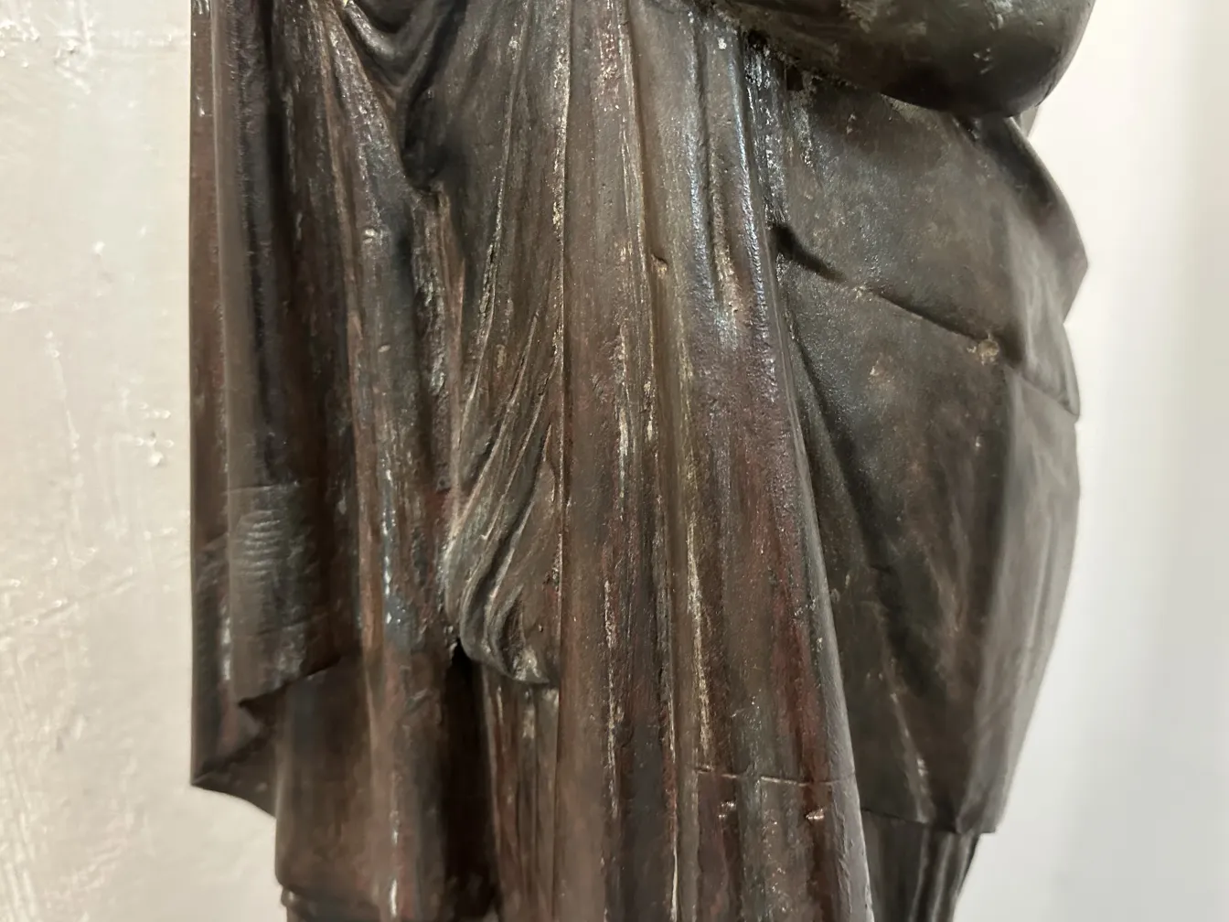 上品な環境に置かれた2つのアンティークフロアランプ、ベースのディテールが精巧。