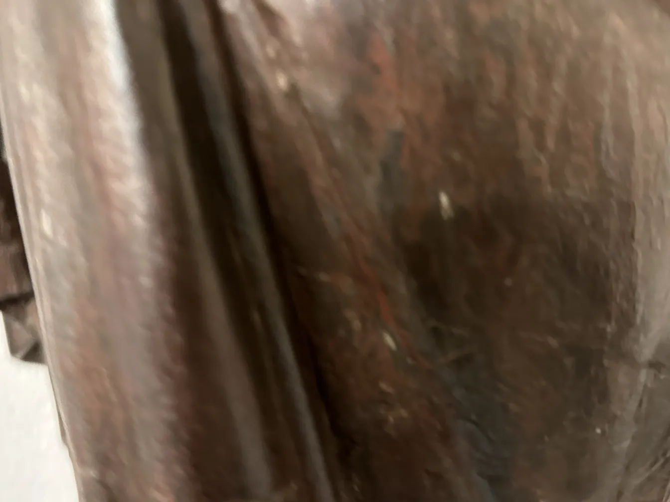 Antike Stehleuchten mit dekorativen Details, perfekt für das Wohnzimmer.