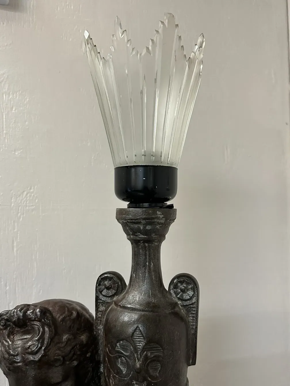 duas lâmpadas de piso antigas com design elegante e luz suave