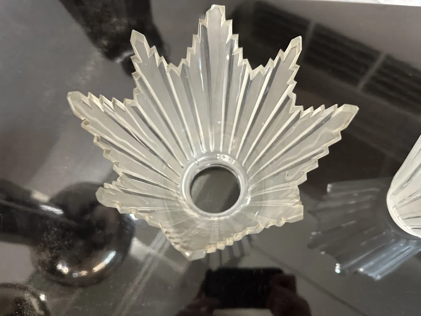 2个古典风格的落地灯，周围环境优雅