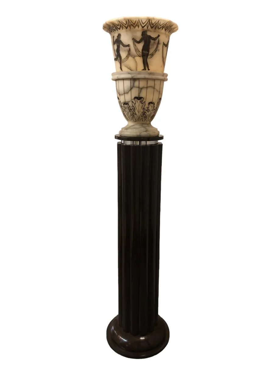 우아한 환경에서 장식적인 고전 플로어 램프 2개.