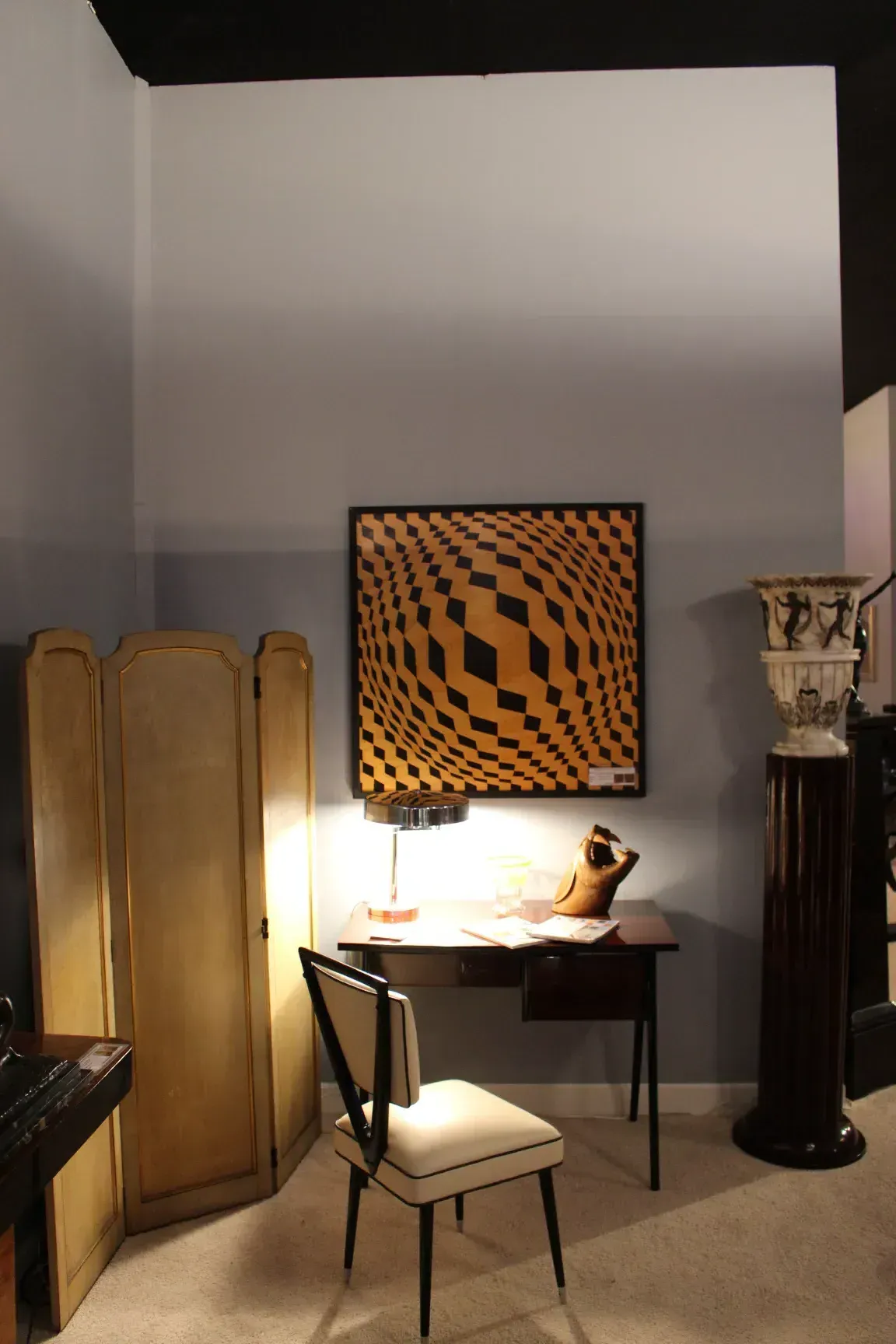 Due lampade da terra antiche illuminano una stanza vintage con decorazioni classiche.