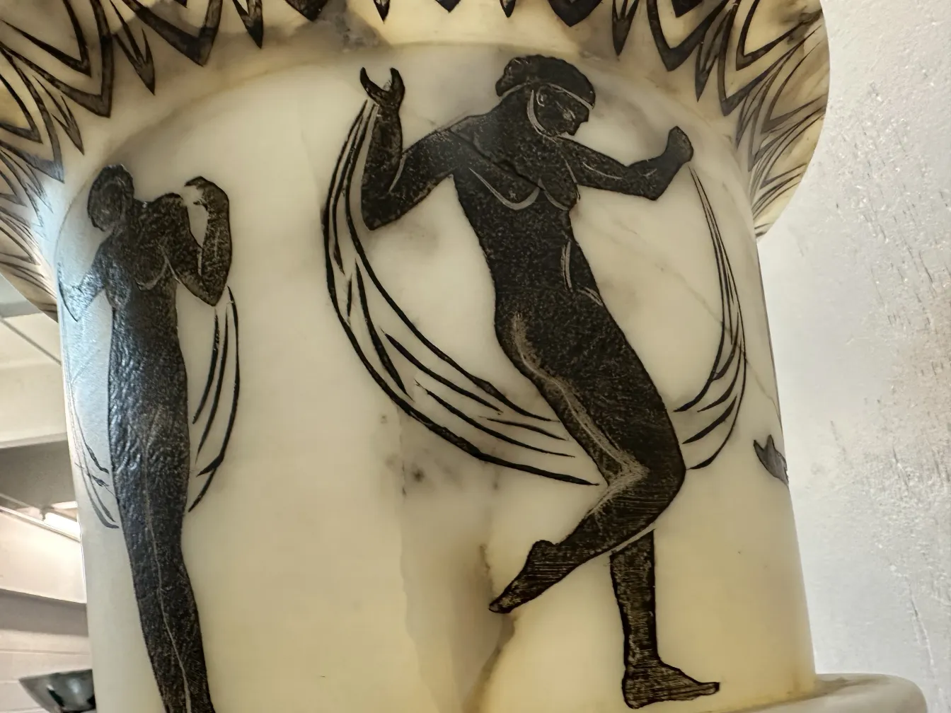 lâmpadas de piso antigas com figuras decorativas na base