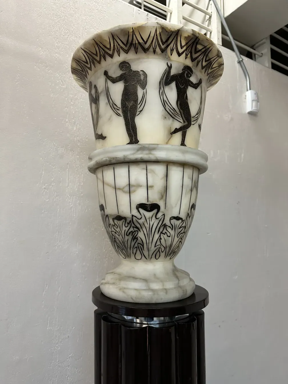 Duas lâmpadas de piso antigas com figuras na base.