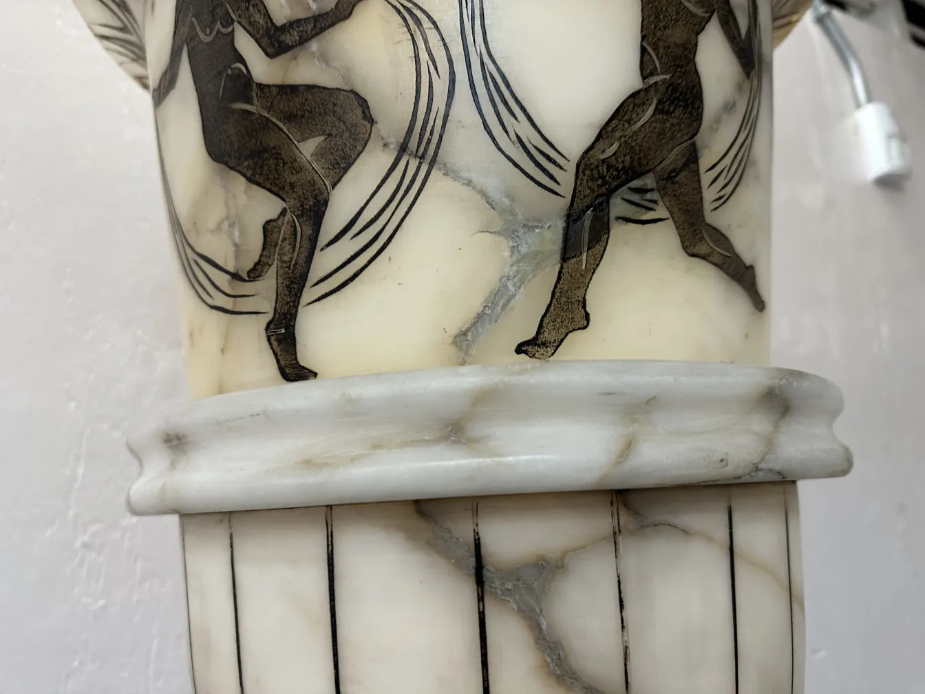 deux lampadaires antiques décoratifs avec gravures