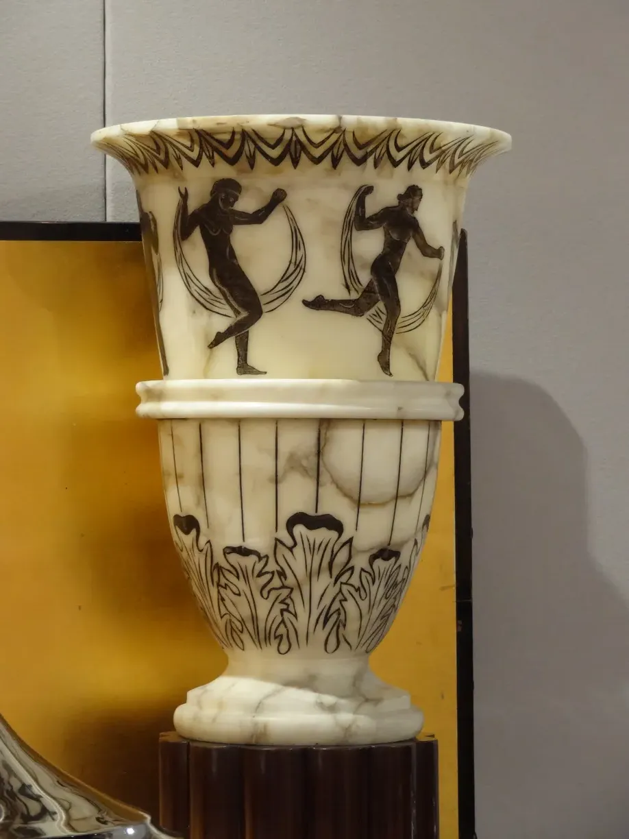 2 antike Stehleuchten, geschmückt mit klassischen Figuren