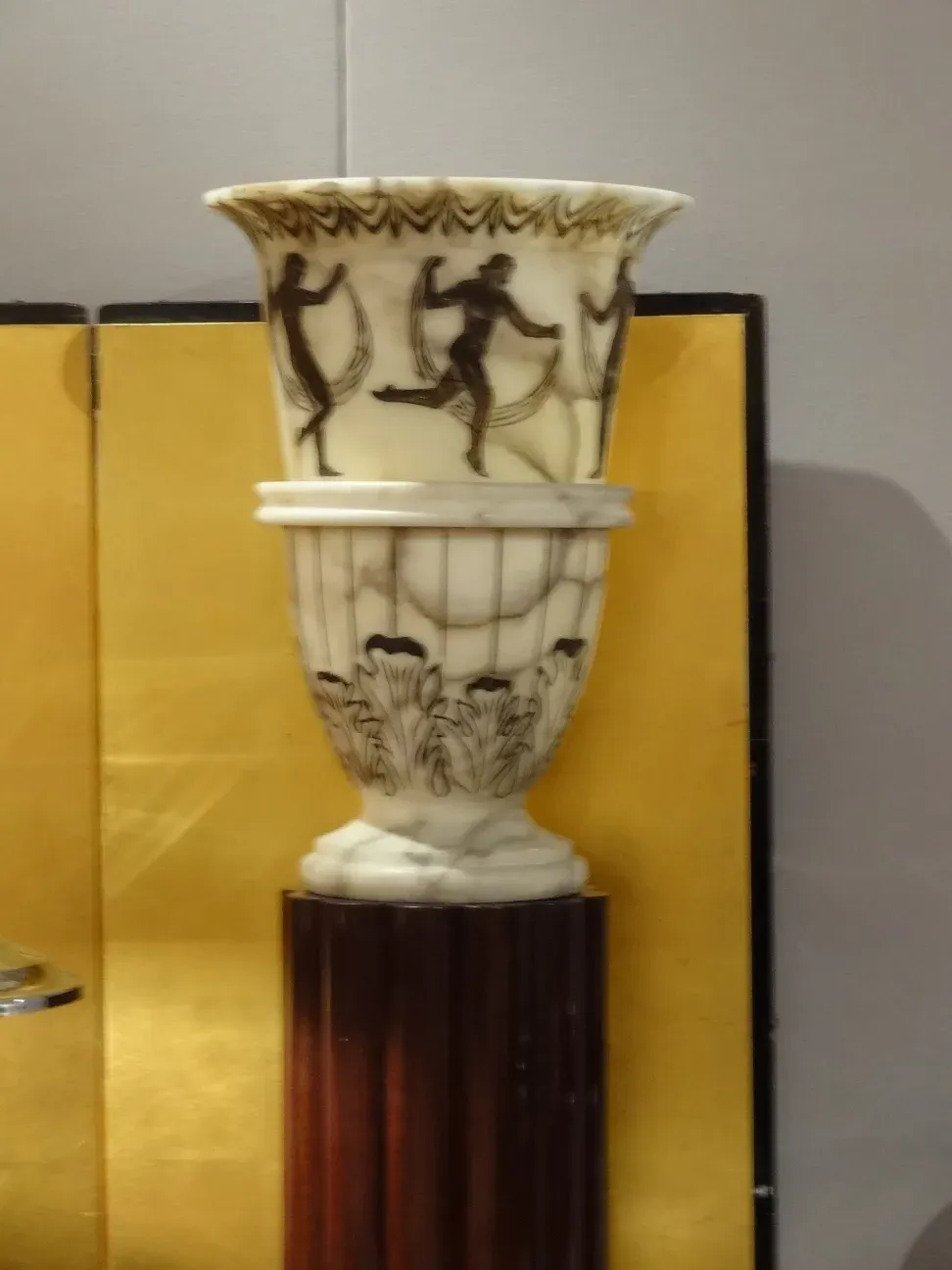 dos lámparas de pie antiguas con decoración detallada en un entorno artístico