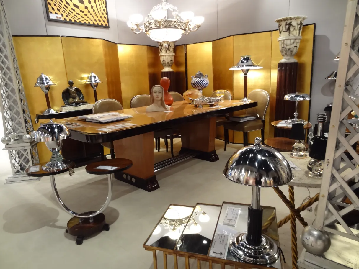 Duas lâmpadas de piso antigas em um ambiente elegante com decoração sofisticada