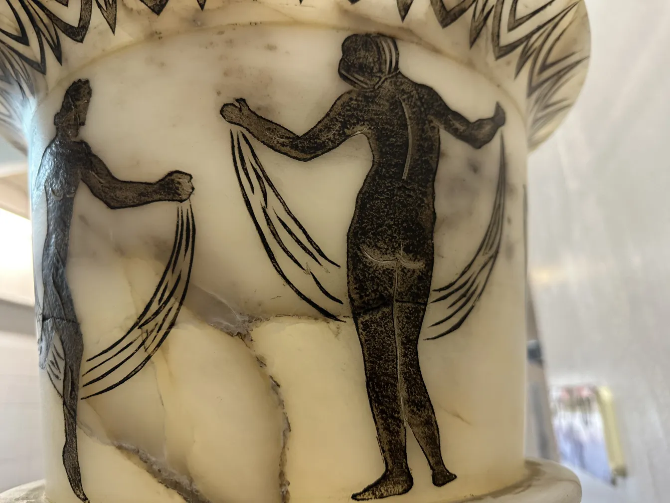 due lampade da terra antiche con decorazioni a figura