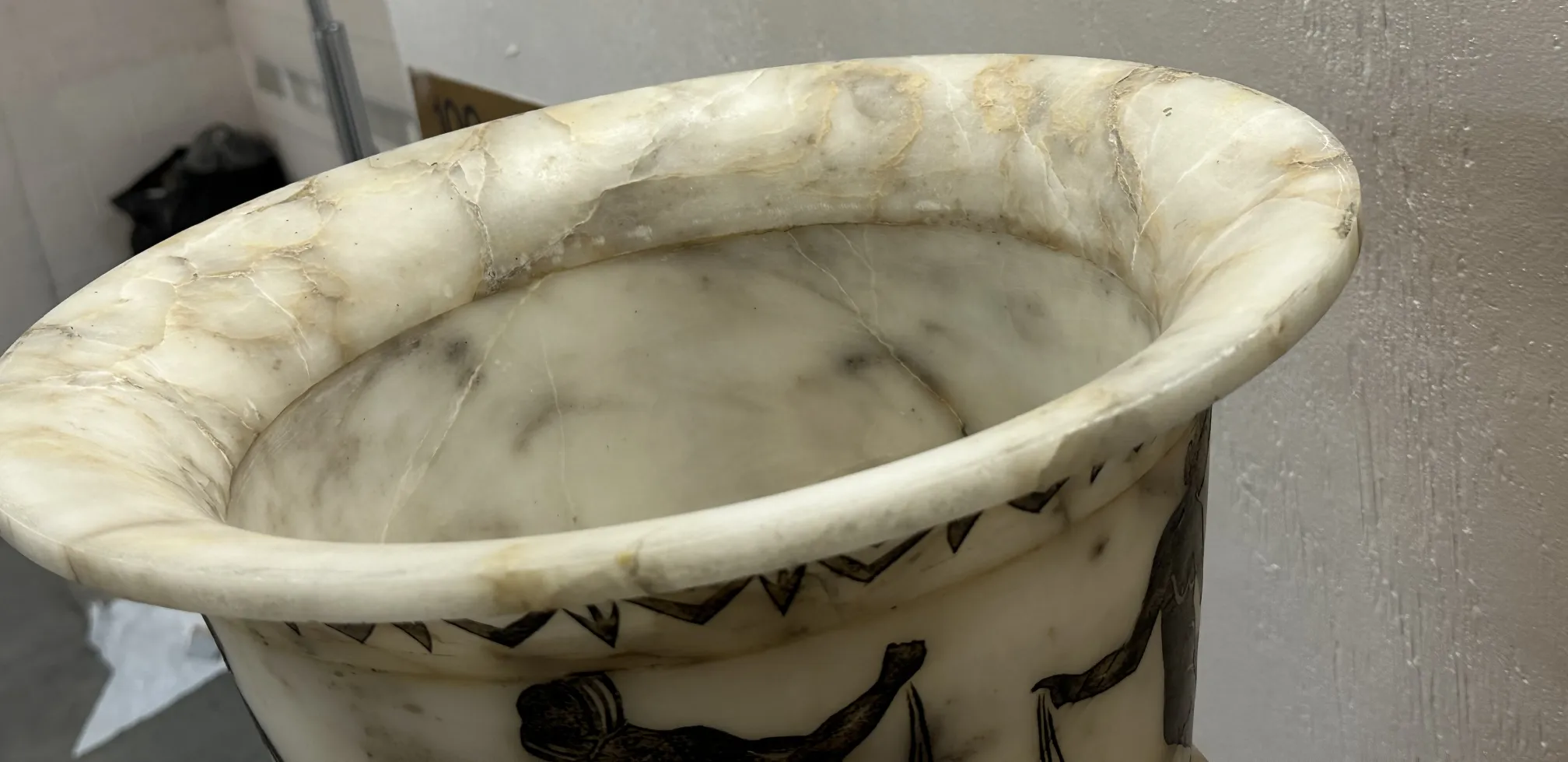 duas lampadas de piso antigas com detalhes decorativos