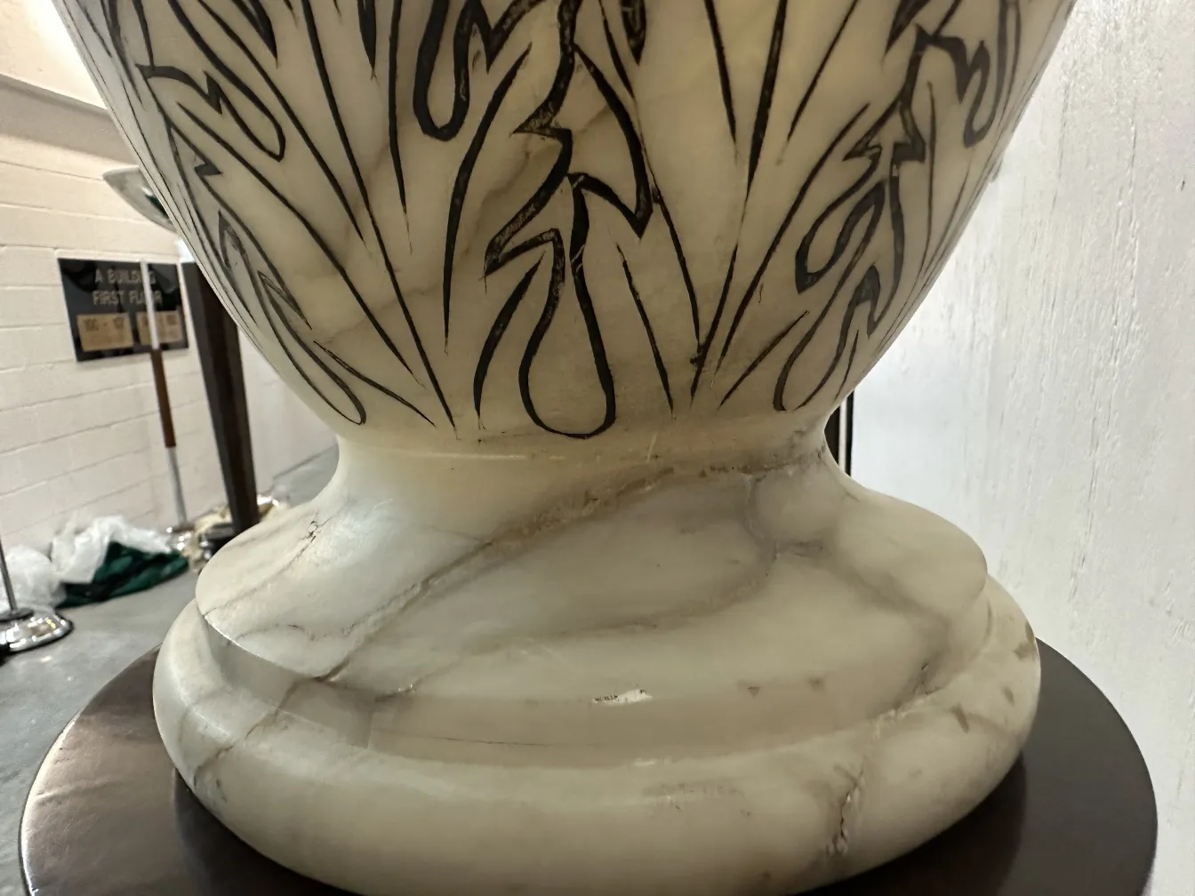 Ensemble de 2 lampadaires anciens avec formes élégantes et base décorative, fond neutre.