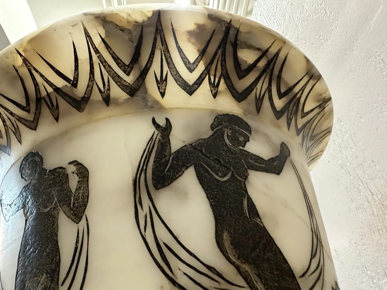 duas lâmpadas de piso antigas com figuras decorativas na base