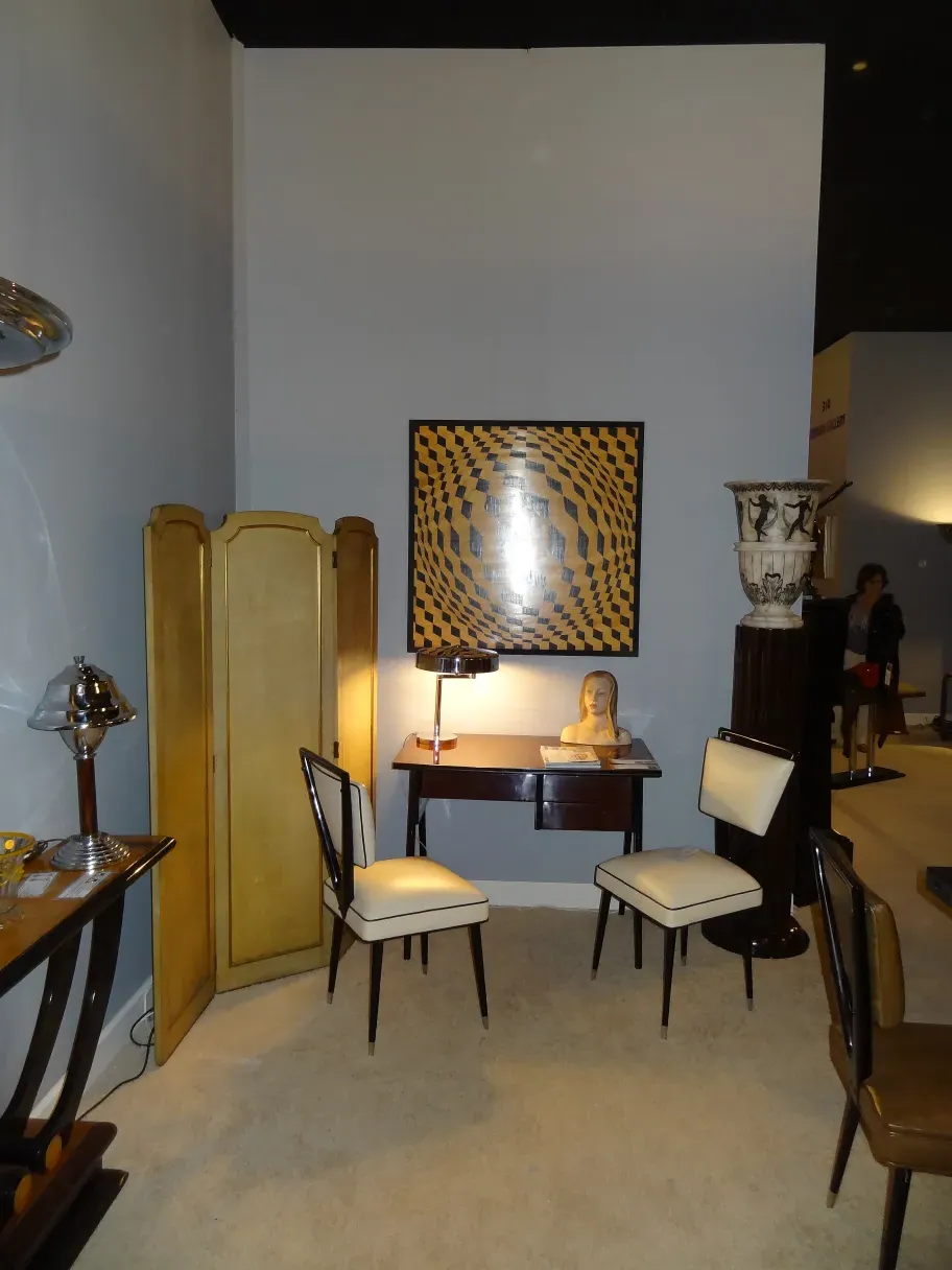 dos lámparas de pie antiguas en un ambiente de habitación decorada