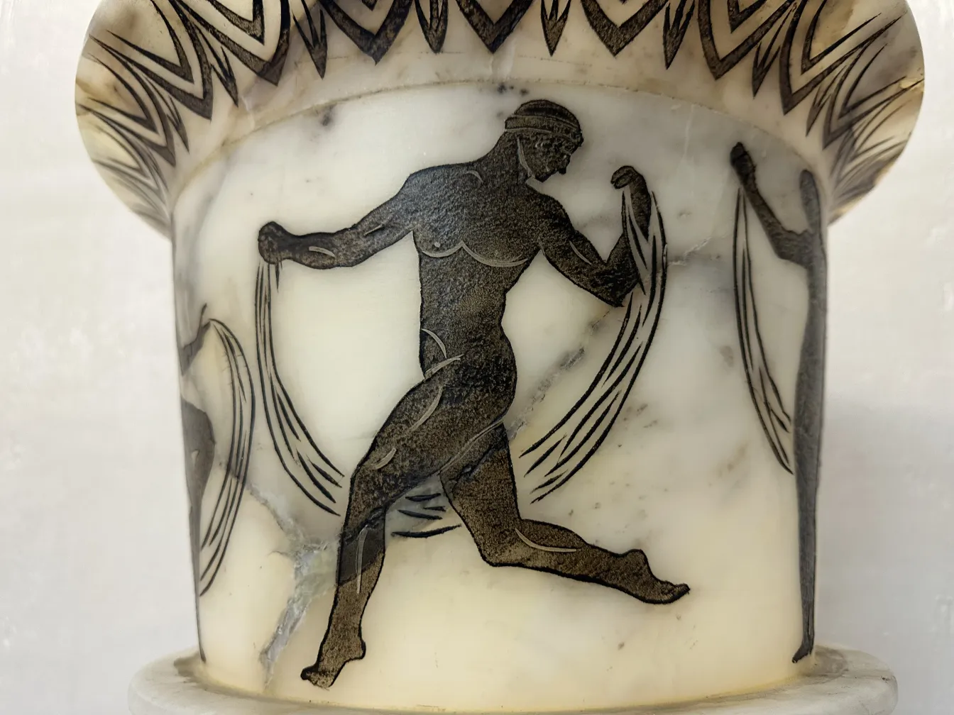 两盏古老的落地灯，带有玻璃装饰图案。