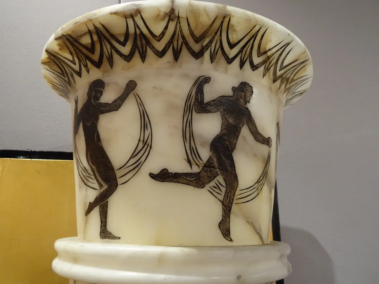 Due lampade da terra antiche con figure danzanti decorative, design elegante.