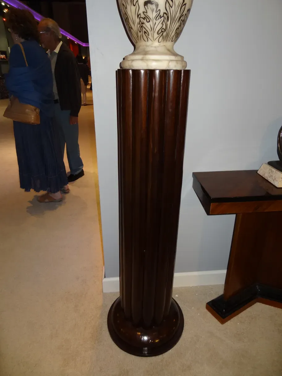 Do purani falor lamps ek paramparagat mahol mein.