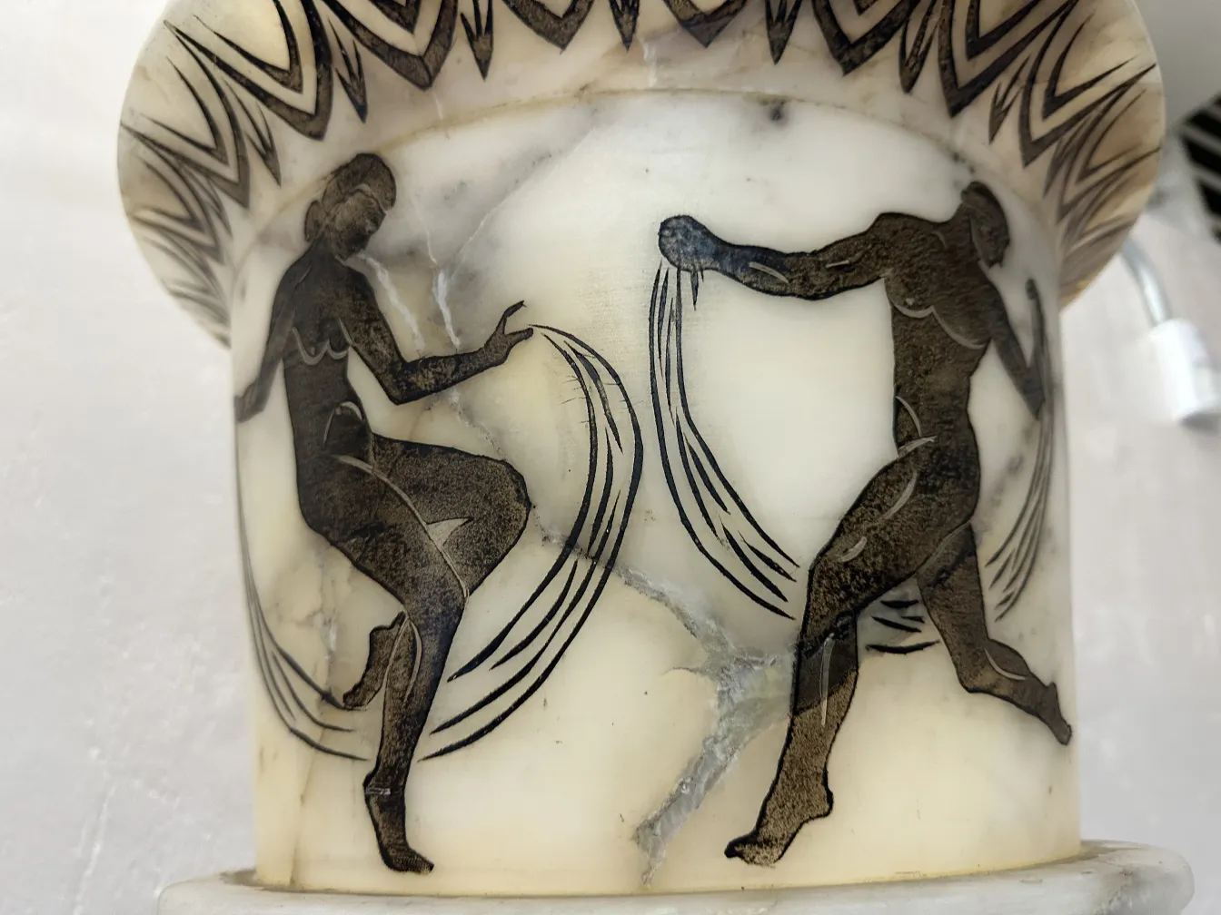 Lampade da terra antiche con disegni di figure sulla base