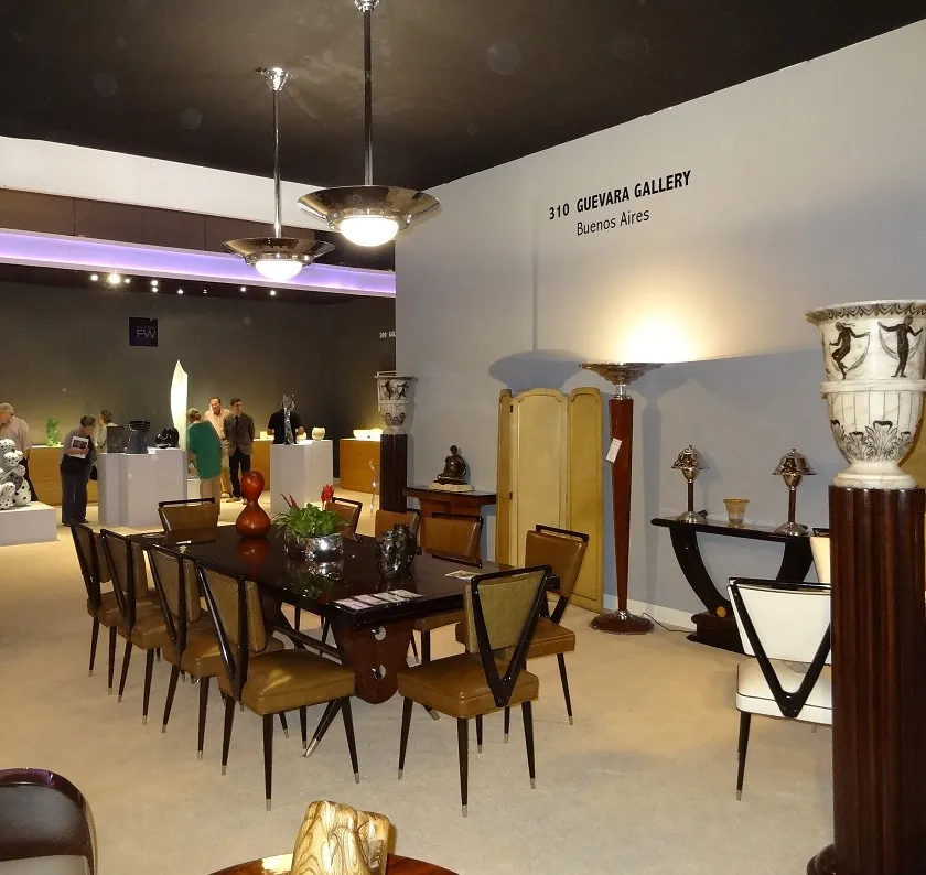 duas lâmpadas de piso antigas em um ambiente elegante, com detalhes artísticos