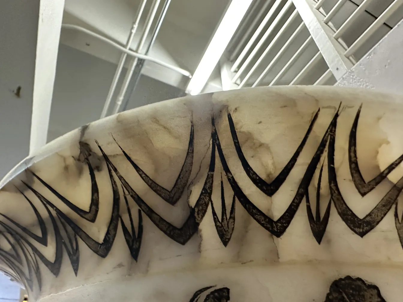 两款古董落地灯，具有优雅的装饰，置于舒适的环境中。