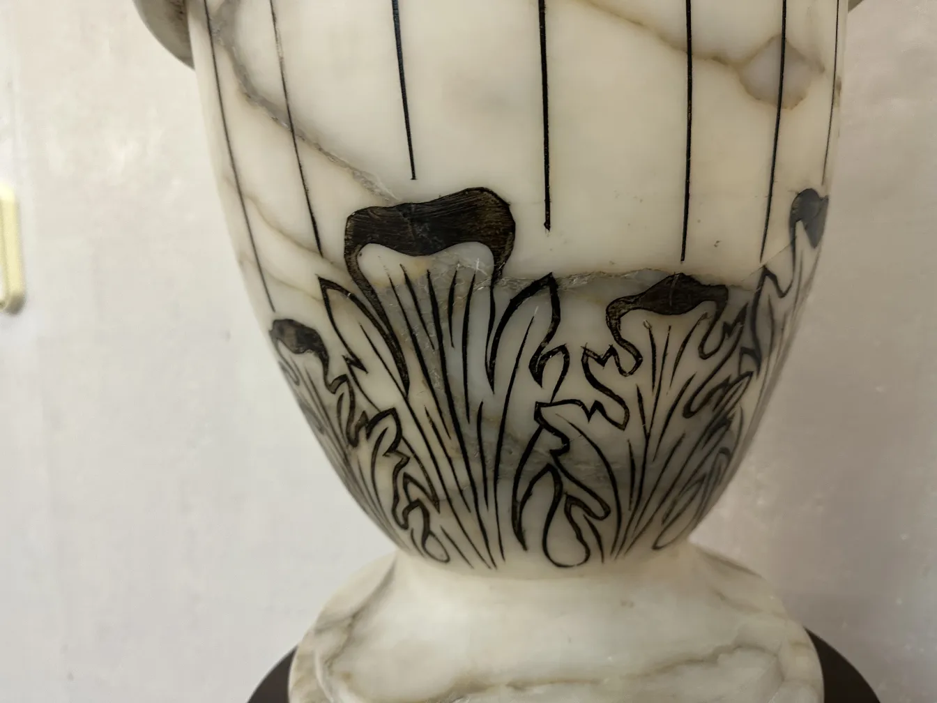 zwei antike Stehleuchten mit floralen Details am Körper