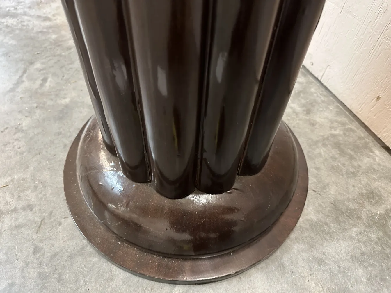 اثنان من المصابيح الأرضية القديمة في بيئة مريحة