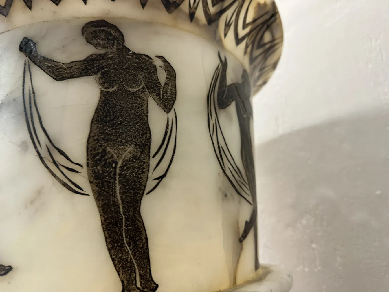 Lampade da terra antiche con decorazioni elaborate e figure sul corpo.