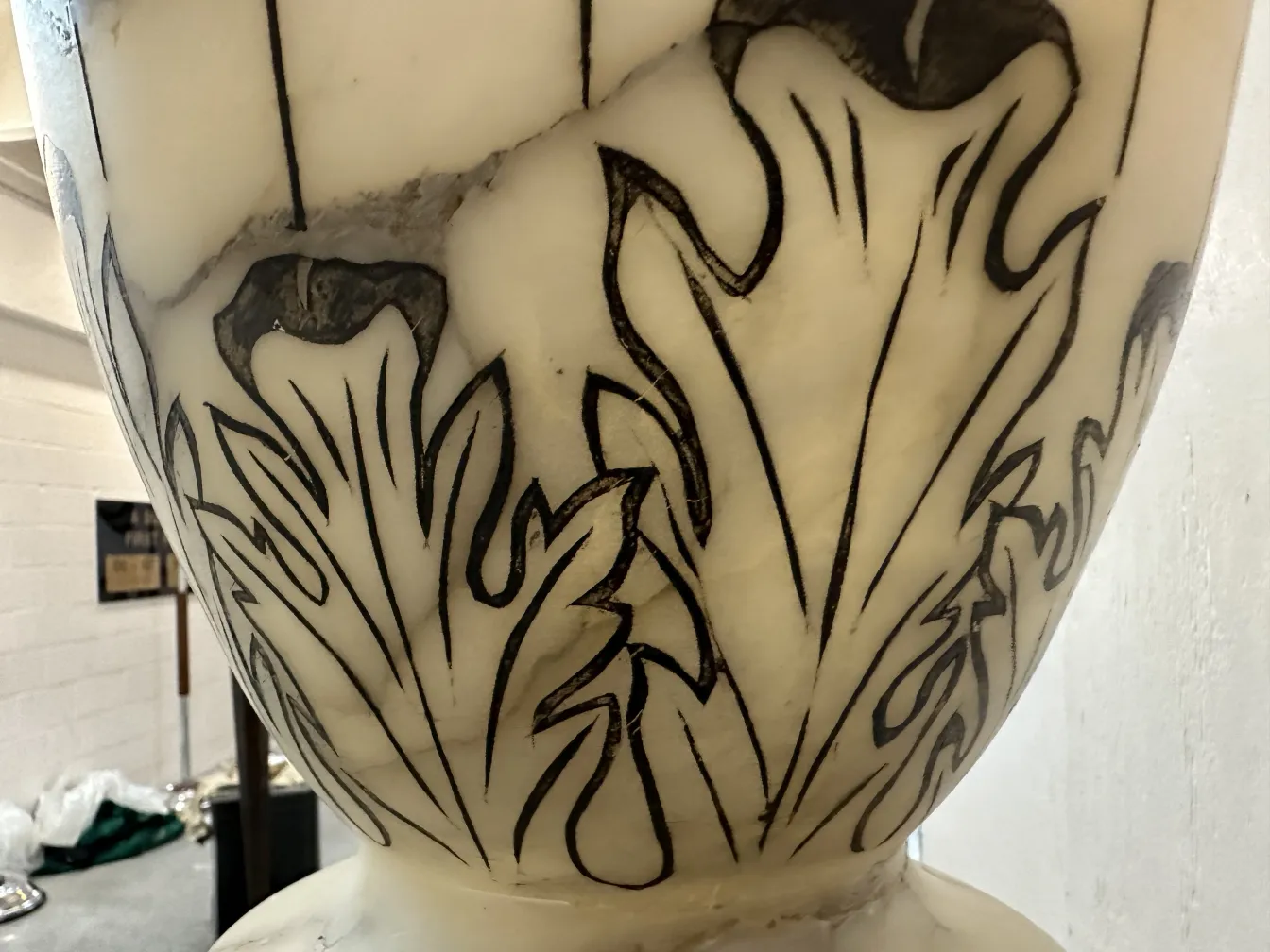 zwei antike Stehleuchten mit floralem und elegantem Design in einer gemütlichen Umgebung