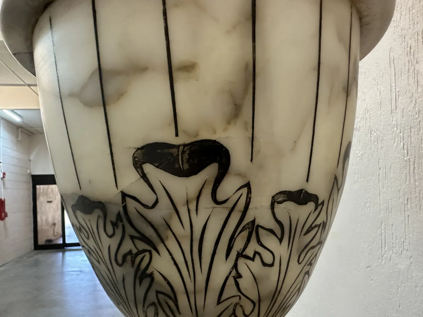 deux lampadaires anciens avec des détails floraux dans un cadre moderne