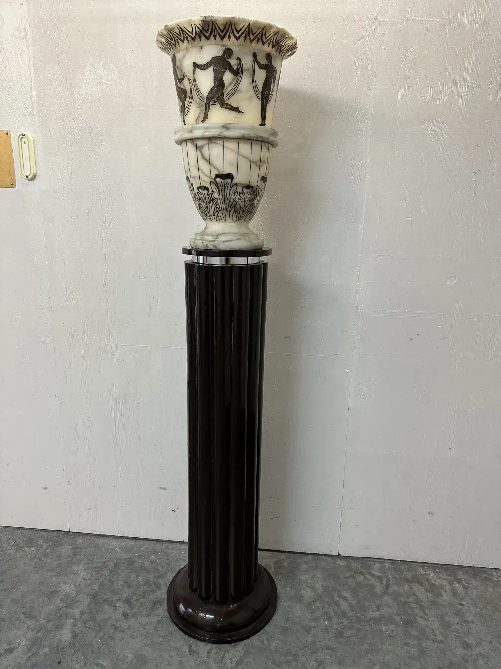 Lampade da terra antiche con decorazione artistica intorno.