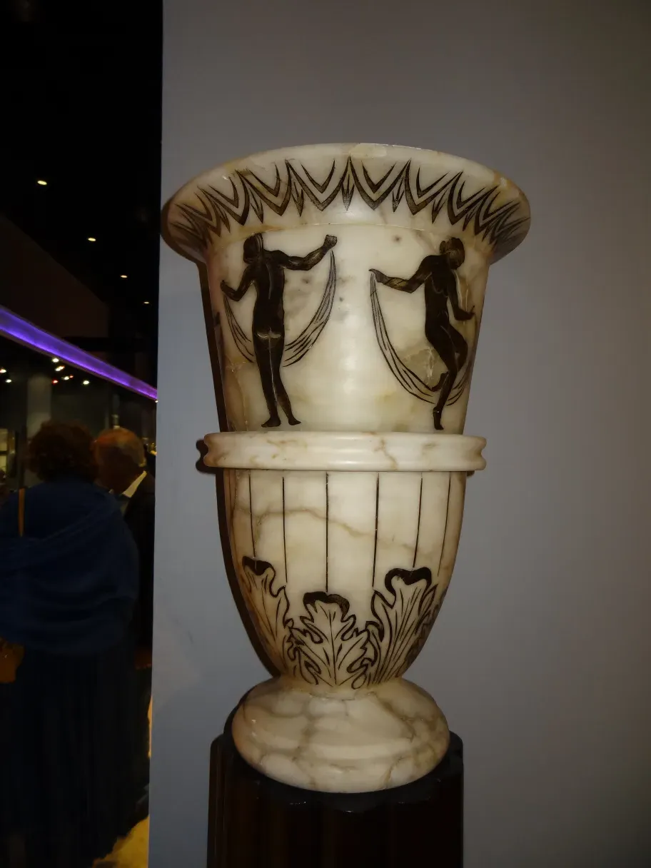 duas lâmpadas de piso antigas com design decorativo