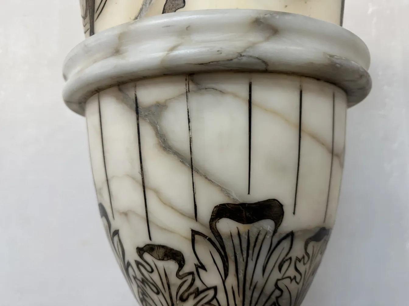 Vue rapprochée de deux lampadaires anciens avec des décorations détaillées dans un cadre lumineux.