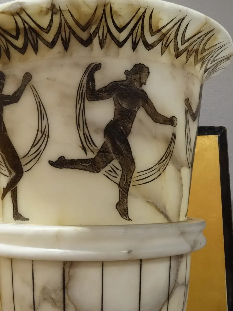 due lampade da terra antiche con figure decorative, in un ambiente elegante e classico.