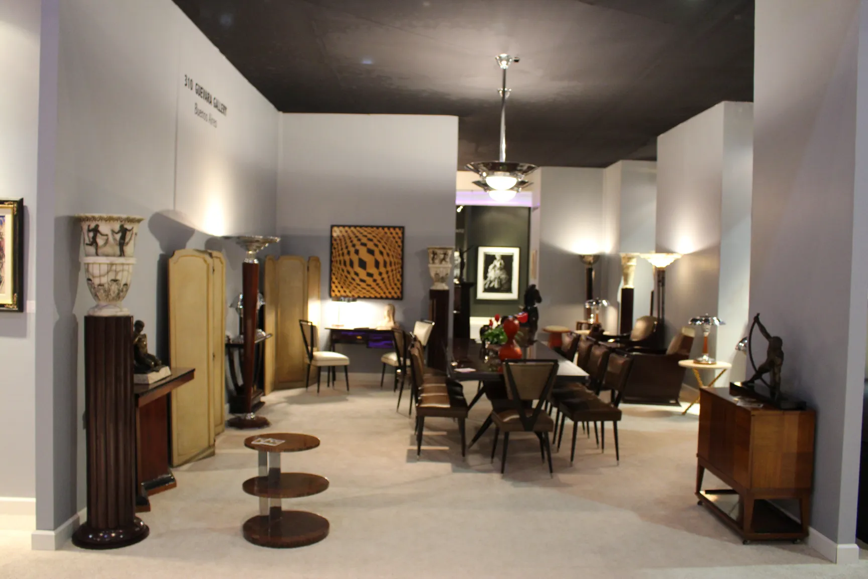 Vista de sala con 2 lámparas de pie antiguas y muebles