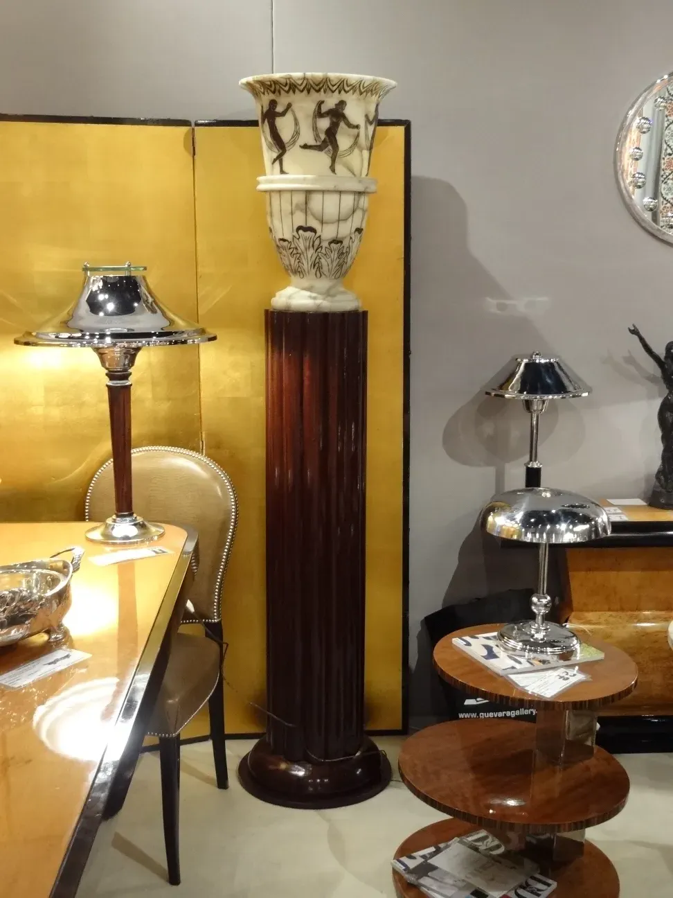 Set aus 2 antiken Stehleuchten in einer eleganten Umgebung