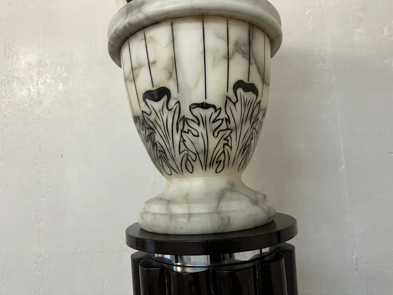 2つの古典的なフロアランプ、エレガントな形と詳細な装飾がある、居心地の良い空間