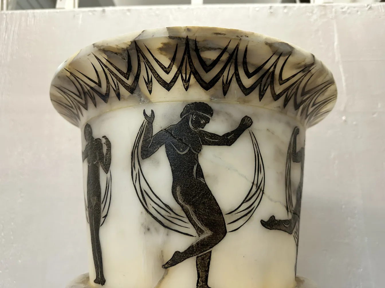 duas lampadas de piso antigas decoradas com figuras gregas