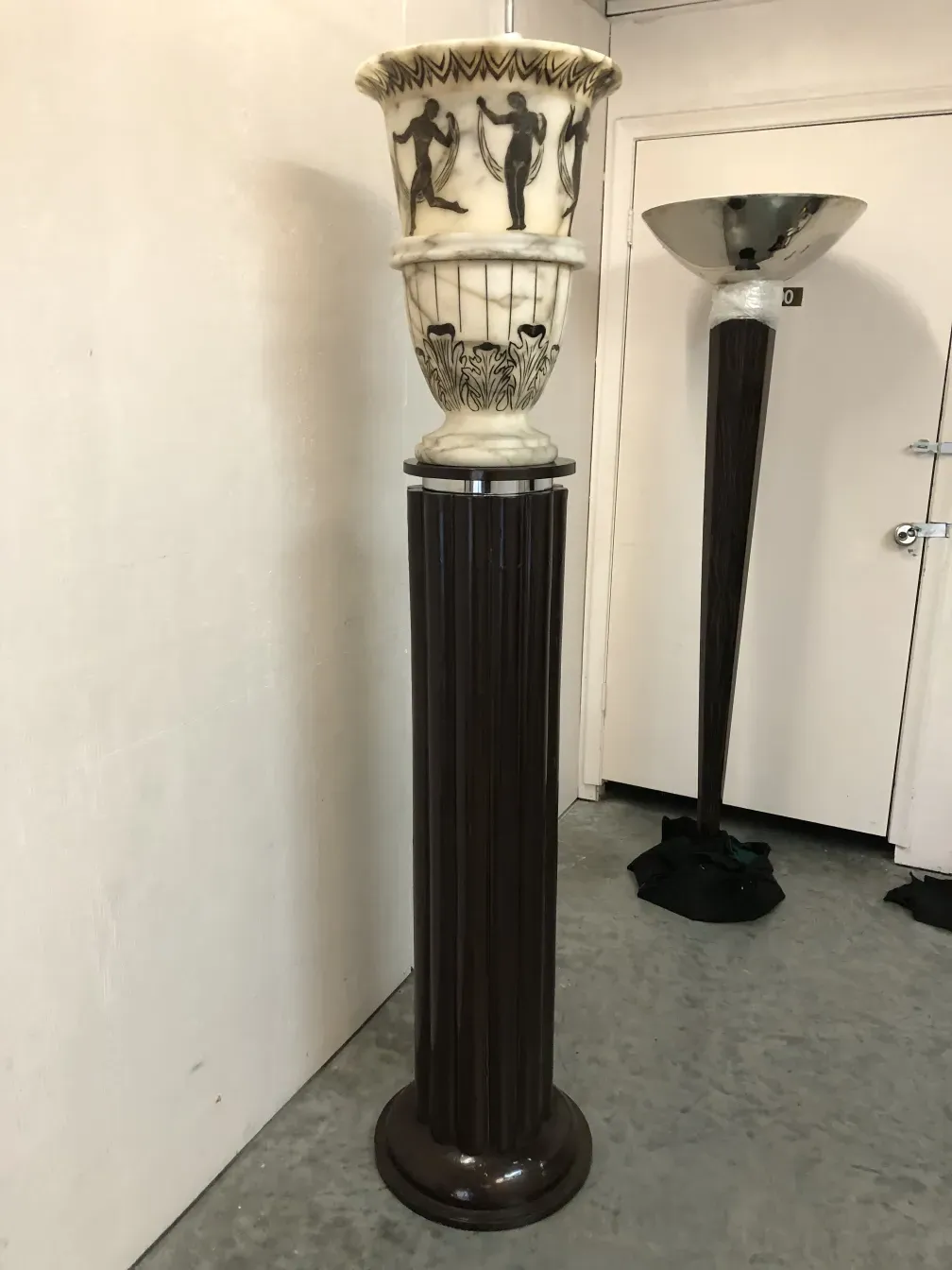 duas lampadas de piso antigas com design elegante