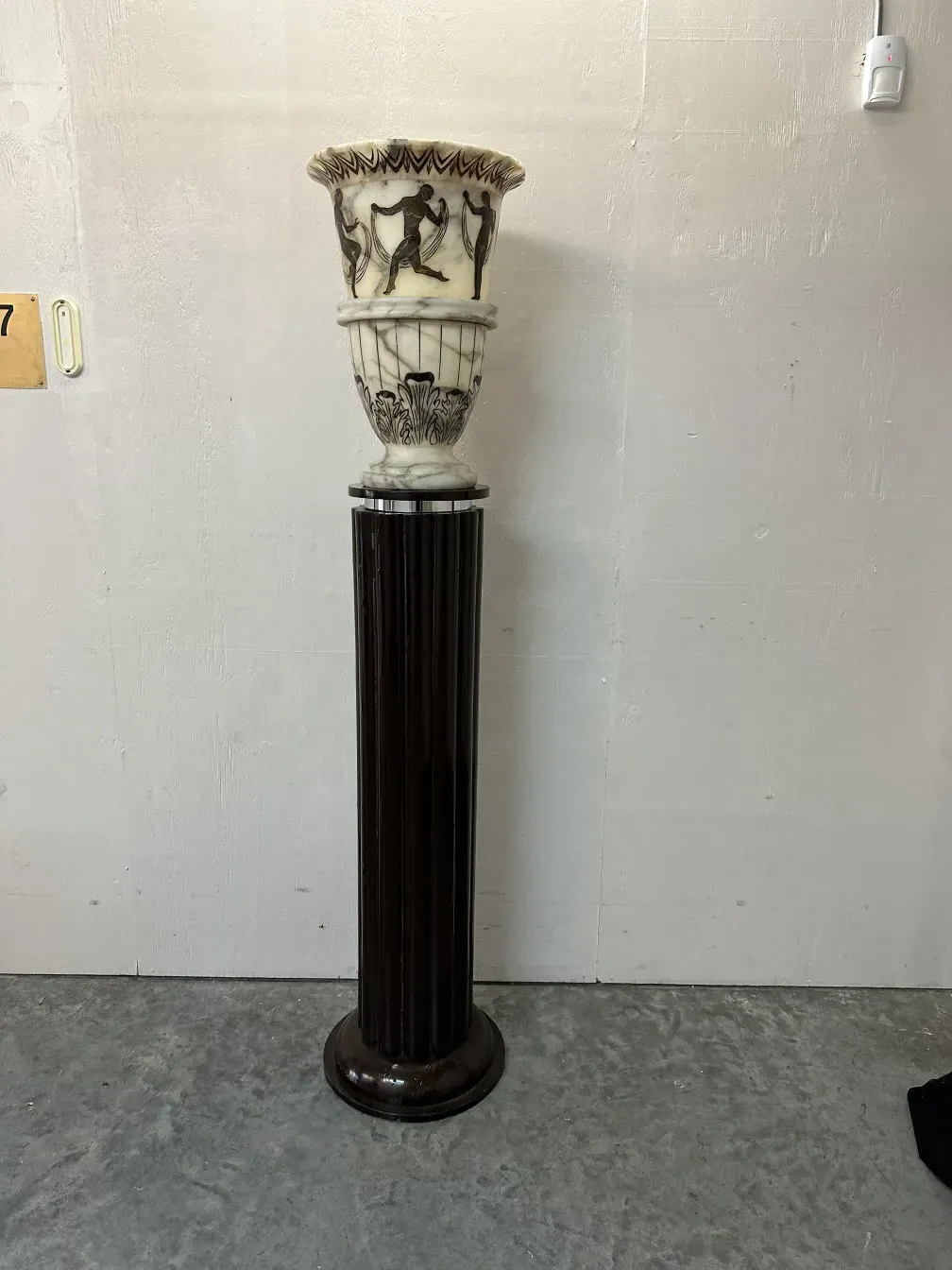 2 lampadaires anciens avec un design élégant dans un cadre neutre