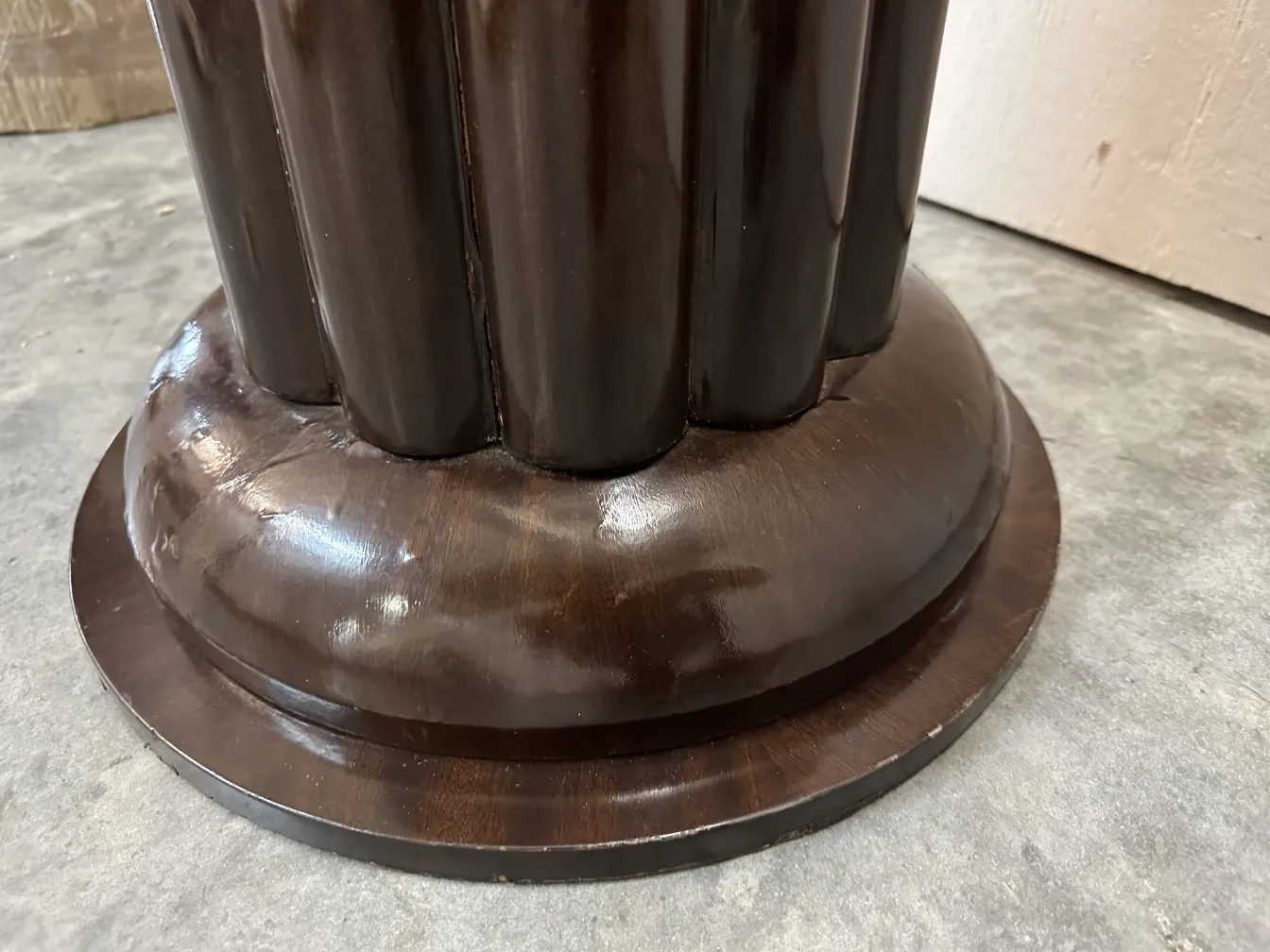 Vista de 2 lámparas de pie antiguas con base amplia