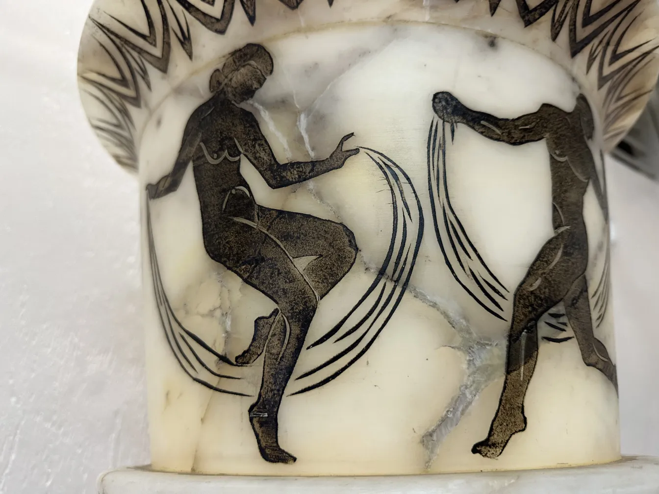 do purana floor lamps ke figures aur artistic design ke saath