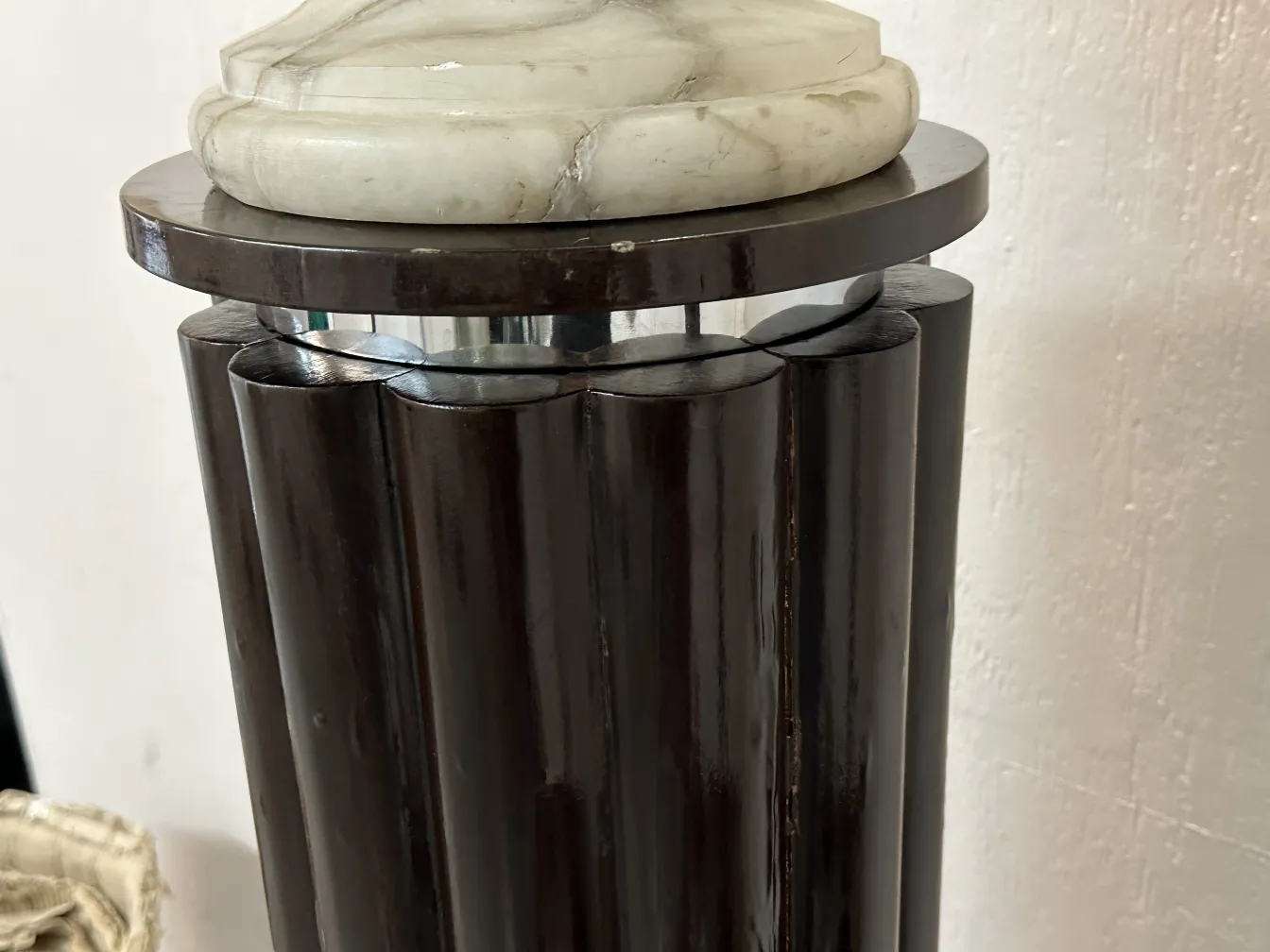 Lampada da terra antica con base elegante e dettagli decorativi, in un ambiente accogliente.