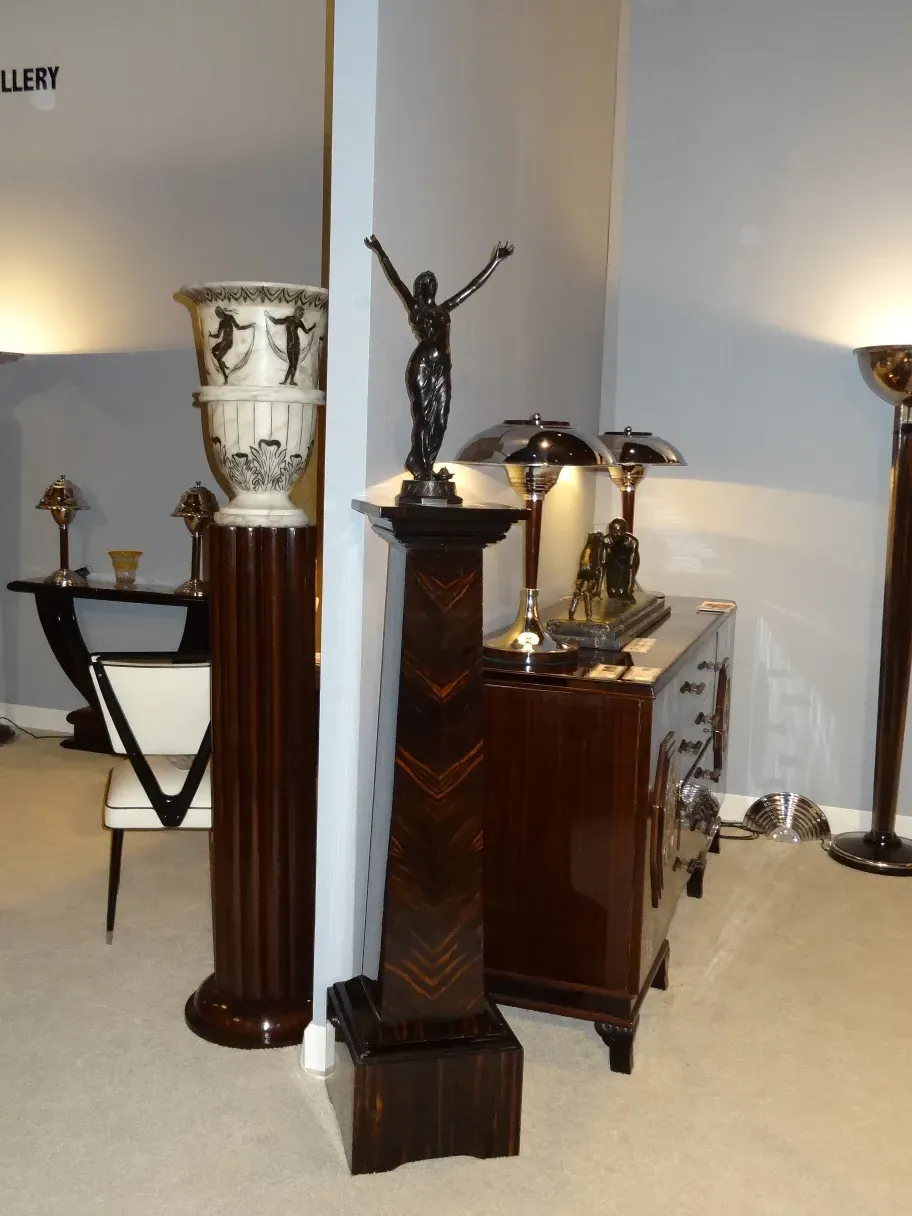 due lampade da terra antiche con basi decorative