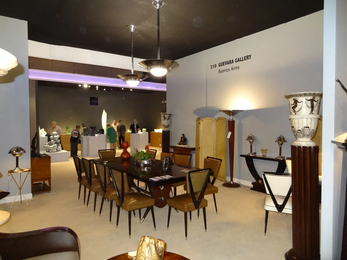 due lampade da terra antiche in un ambiente elegante