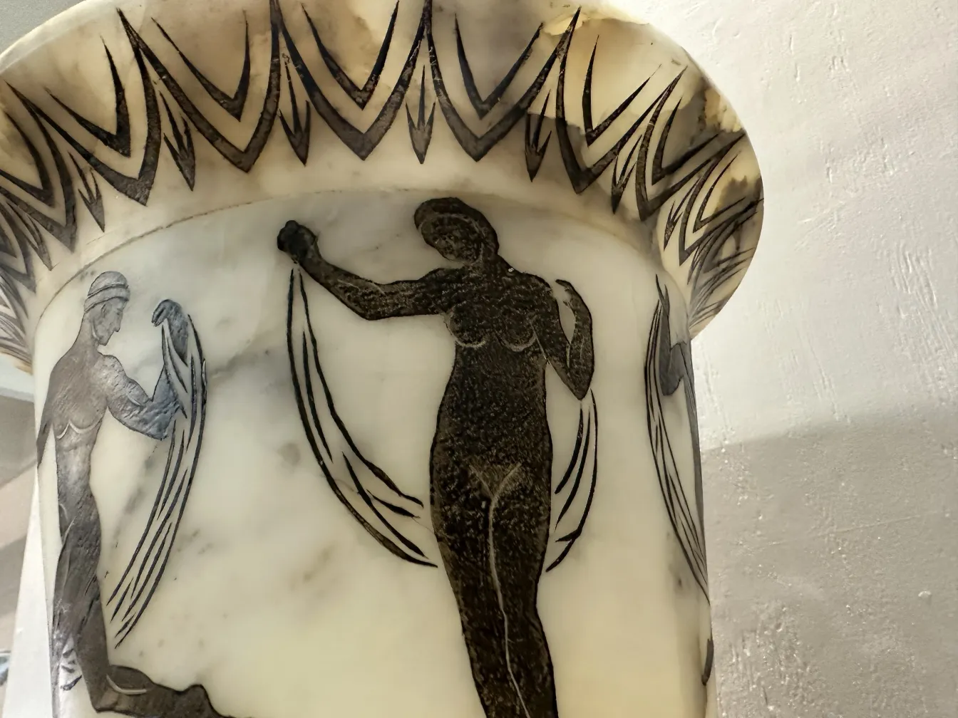 zwei alte Stehleuchten mit schönen Details