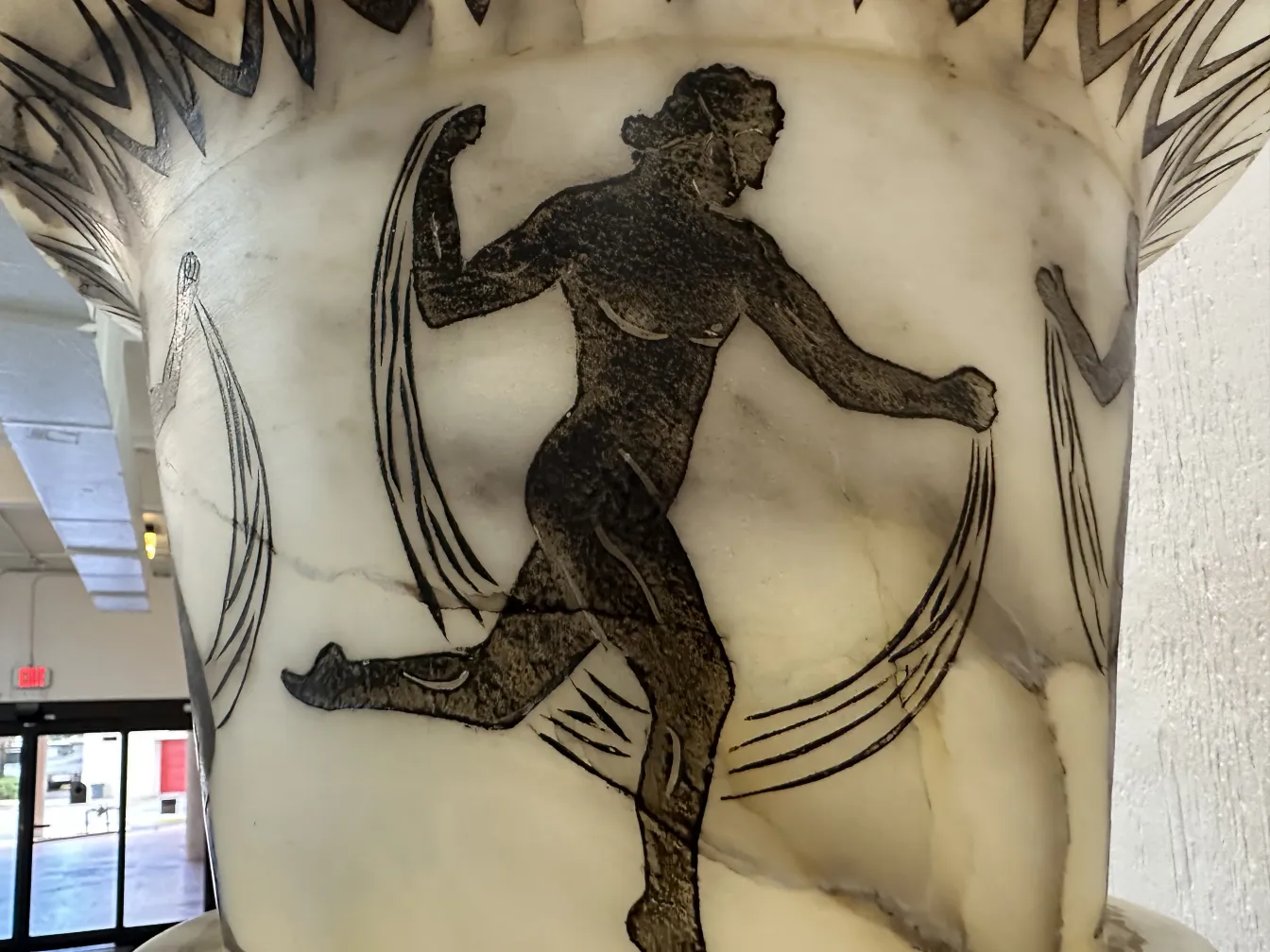 duas lâmpadas de piso antigas decoradas com figuras em relevo