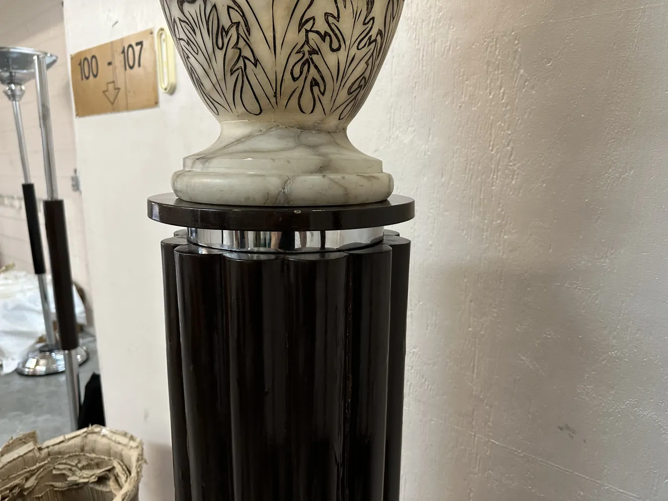 2 lâmpadas de piso antigas com acabamento elegante, apresentando um pedestal decorativo com detalhes.