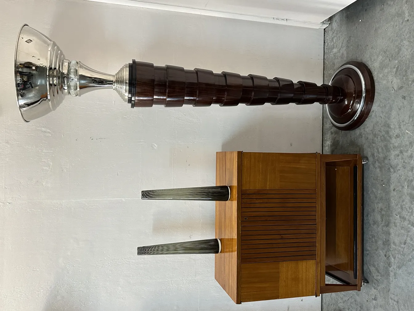 deux lampadaires anciens avec un design unique dans un cadre moderne.