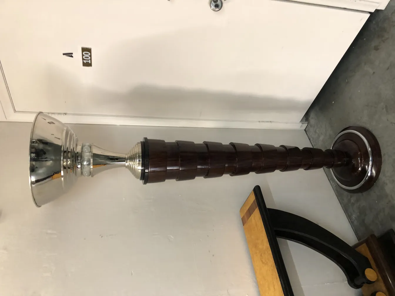 两盏古老的落地灯，一盏带优雅底座，背景有细致的细节