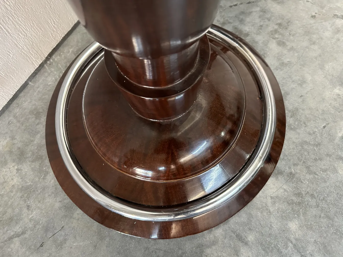 Base di una lampada da terra antica con dettagli eleganti